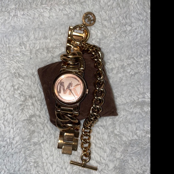 Michael Kors Twist Rose Gold watch/bracelet set. - Picture 4 of 5
